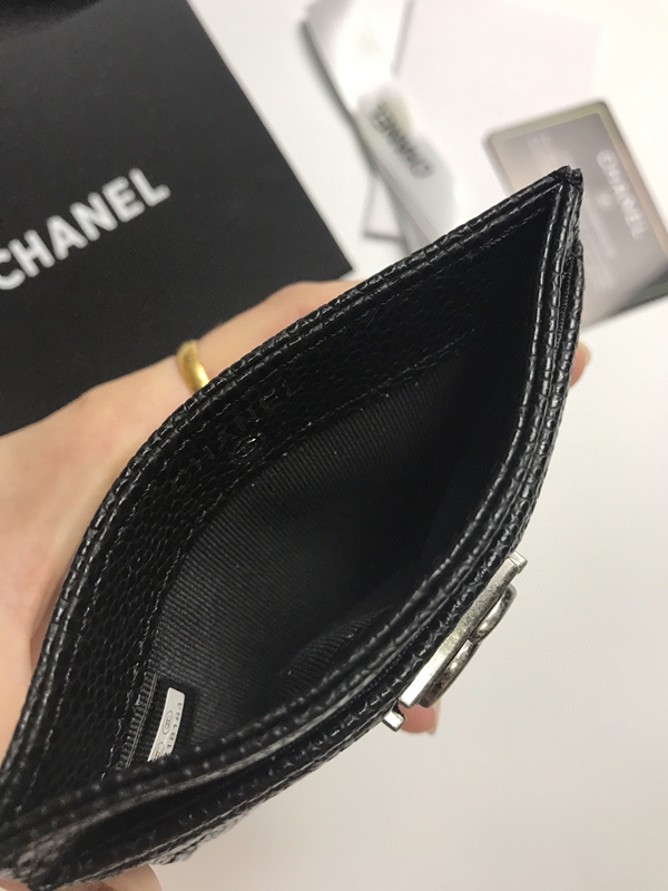 コピーシャネル激安財布着用イメージ